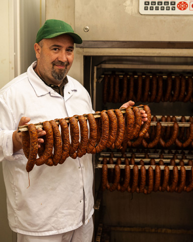 Franta a klobásy u udírny